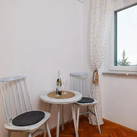 Adorable With Bubble Bath And Outdoor Kitchen * Bribir