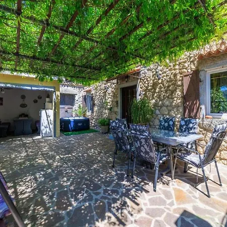 Nyaraló Adorable With Bubble Bath And Outdoor Kitchen